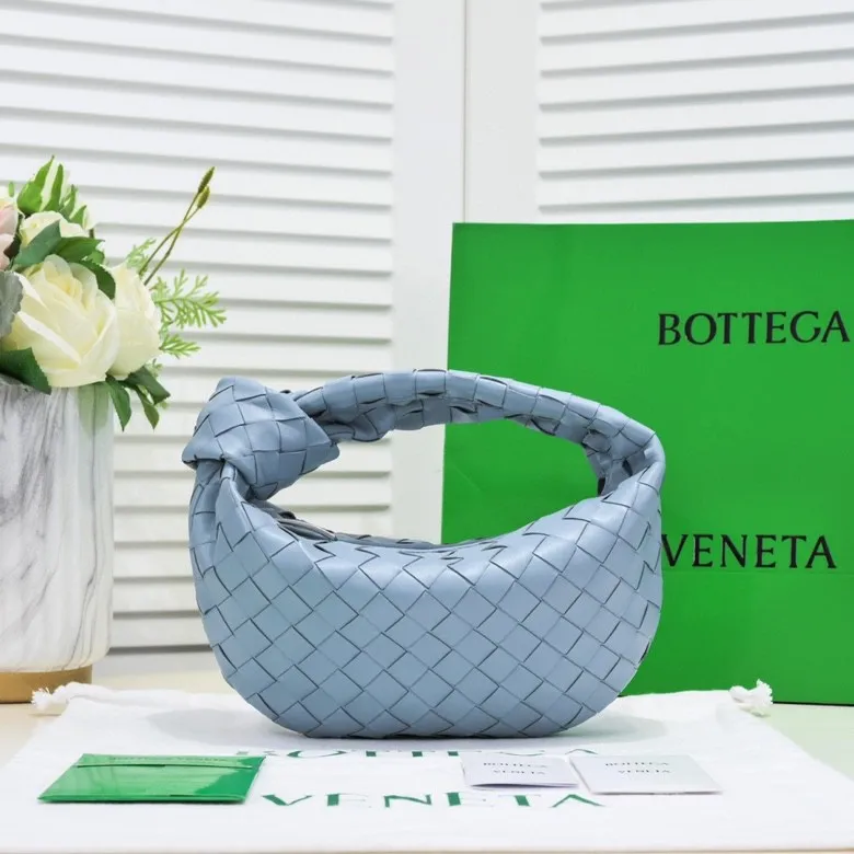 Batch 1120 small size haze blue 🔻BV Bottega Veneta's new early spring women's MINI JODIE handbag BV bag 🔥The new method is to round the corners on the original basis and knot the round hobo bag with classic woven leather. The most iconic triangular pull-out design, using sheepskin draped soft shape, is super suitable for concave shapes~ Jodie feels really gentle to people, and is definitely the best item for daily matching. It has the same weave, new elements and twists, is compact and versatile, and is the new favorite of street style Internet celebrities! Dimensions: 23x28x8 Model: 6699-1